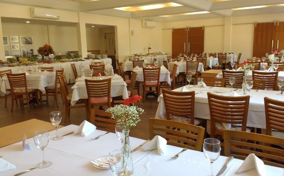 이투 플라자 호텔의 넓은 객실과 다이닝 공간