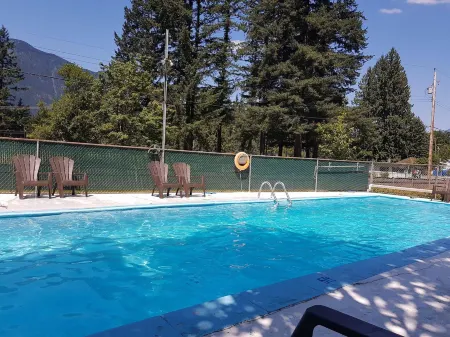 Holiday Motel & RV Resort