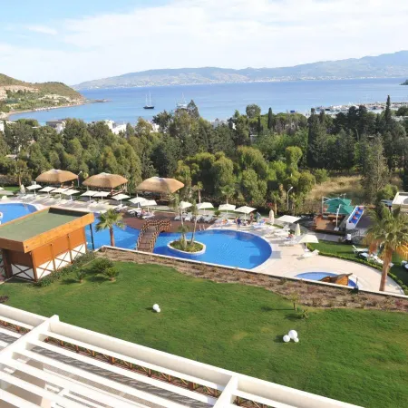 Bellazure Hotel