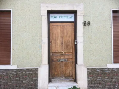 B&B "Clos Feuillat" โรงแรมใกล้Flower Tree