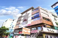 FabHotel Rajnandani Residency Bhawarkua Hotels near Bholaram Square