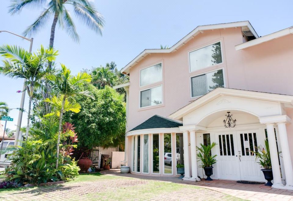 Old Lahaina House-Walk to Town & Beach! - Housity