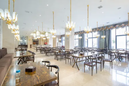 Huanyue Wansheng International Hotel Отели рядом с достопримечательностью «Dabie Mountains Scenic Valley»