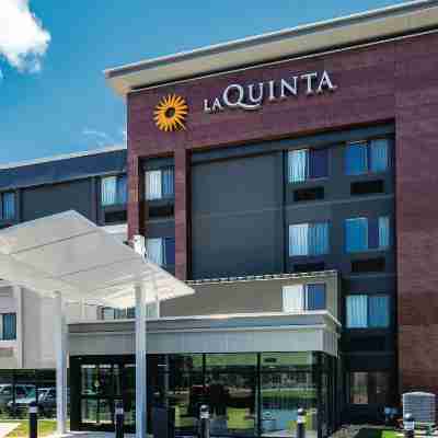 La Quinta Inn & Suites by Wyndham Salem NH Hotel Exterior