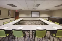 La Quinta Inn & Suites by Wyndham Detroit Metro Airport