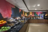 東拉瑟福德梅多蘭茲萬楓飯店 - 早餐