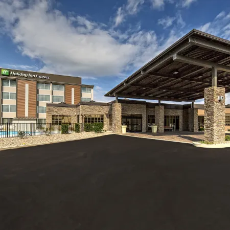 Holiday Inn Express LOUISVILLE AIRPORT EXPO CENTER by IHG Отели рядом с достопримечательностью «Сикс Флэгз Кентакки Кингдом»