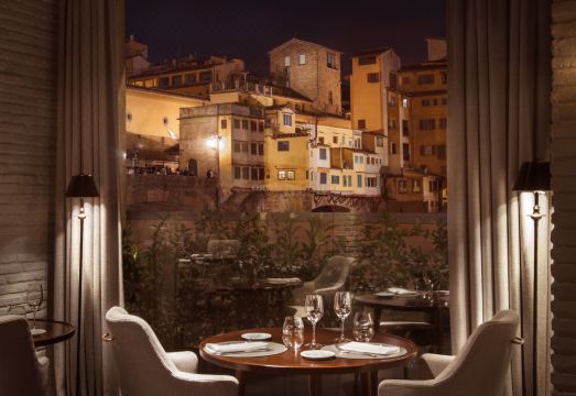 포트레이트 피렌체 호텔의 고급스러운 로비 인테리어