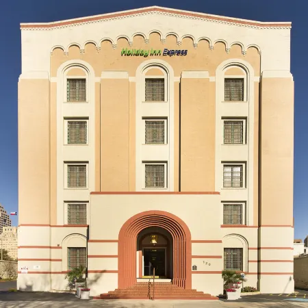 Holiday Inn Express SAN ANTONIO N-RIVERWALK AREA by IHG