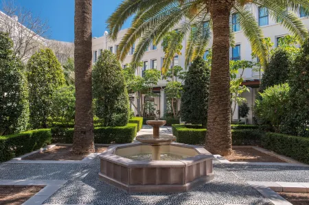 The Westin Valencia Отели рядом с достопримечательностью «Font de la Plaça de l'Ajuntament»