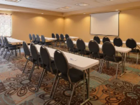 ホリデイ イン エクスプレス & スイーツ グローブ by IHG グローブのホテル