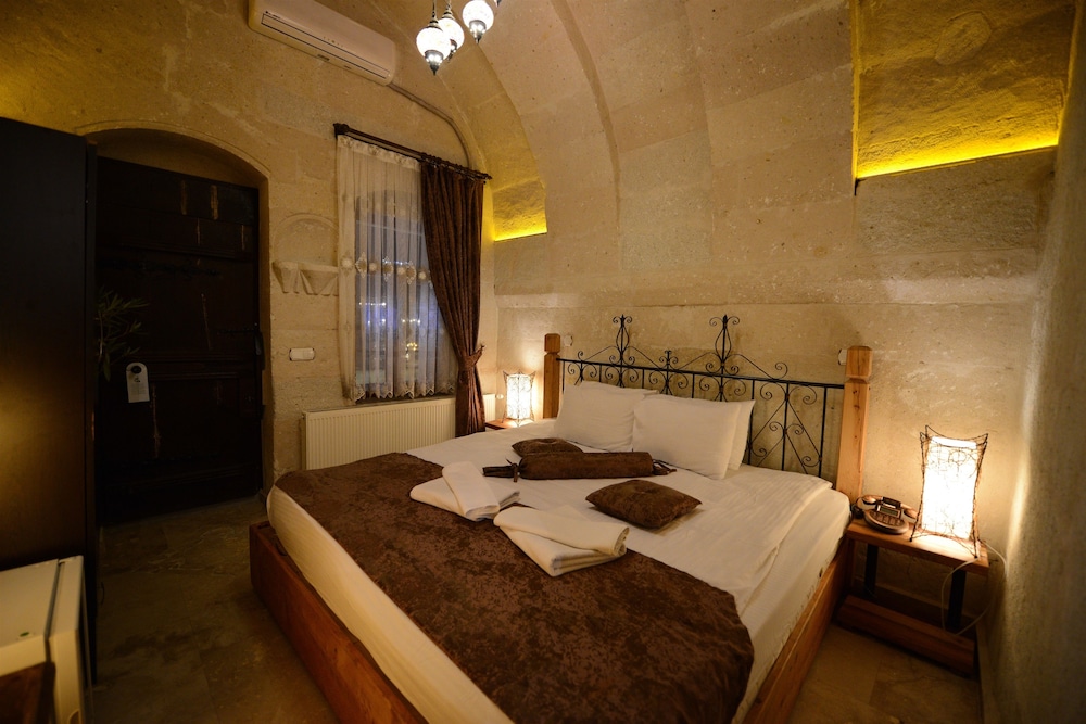 Roma Cave Suite