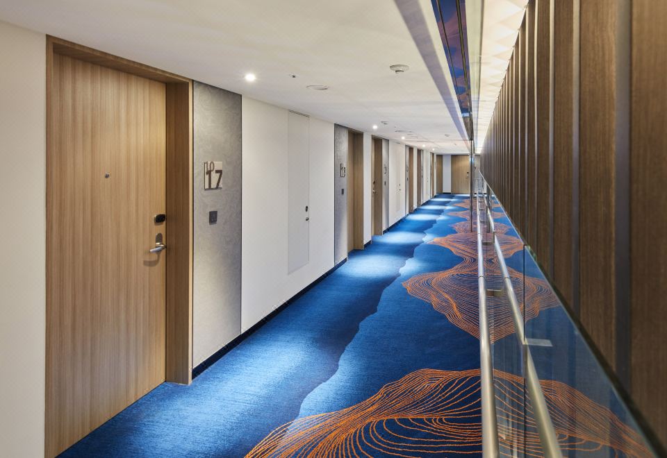 3. 홀리데이 인 익..