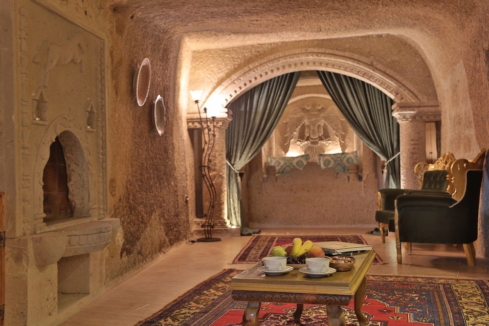 Holiday Cave Hotel