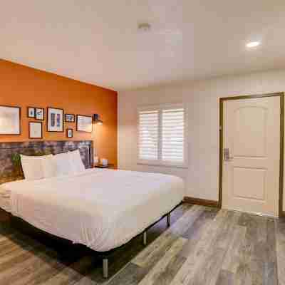 The Greens Hotel - Stockton Blvd Rooms