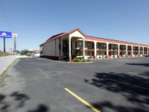 Americas Best Value Inn and Suites Macon マコンのホテル