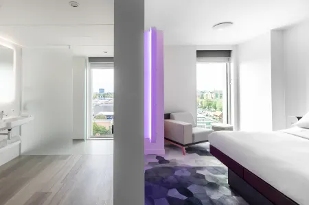 Yotel Amsterdam Отели рядом с достопримечательностью «Мост Питон»