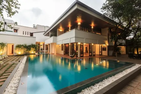 Colombo Court Hotel & Spa Отели рядом с достопримечательностью «Университет Коломбо»