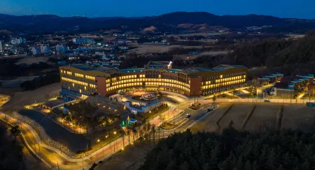 Ramada Hotel & Suites by Wyndham Gangwon Pyeongchang Отели рядом с достопримечательностью «MonaYongPyong - Ski Resort»