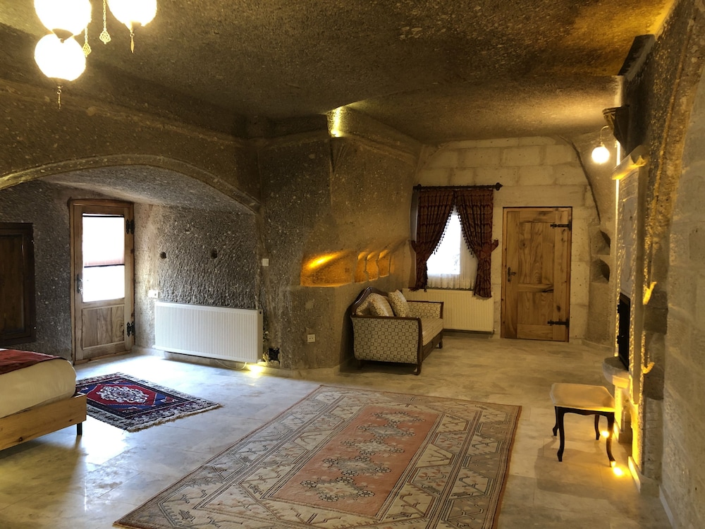 Roma Cave Suite