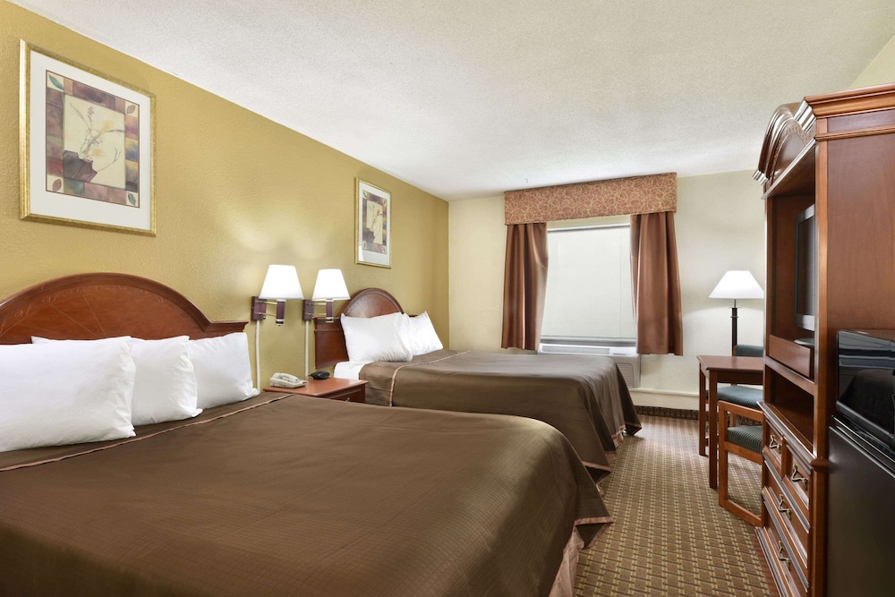 Howard Johnson by Wyndham Allentown/Dorney Hotel & Suites