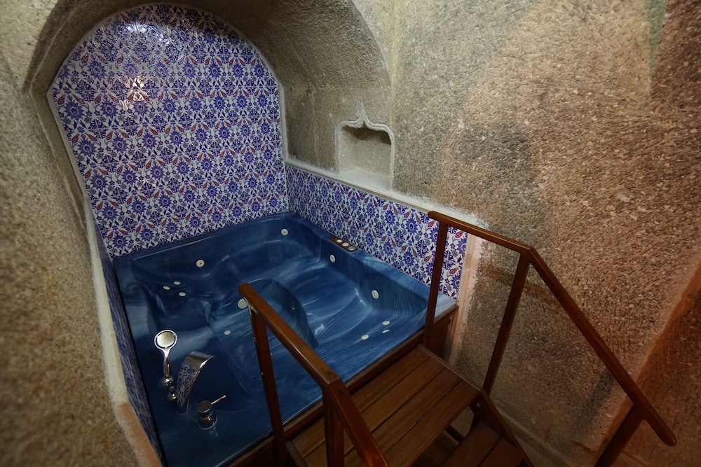 Roma Cave Suite