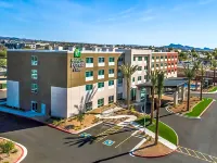 Holiday Inn Express & Suites Lake Havasu - London Bridge Các khách sạn ở Thành phố Hồ Havasu