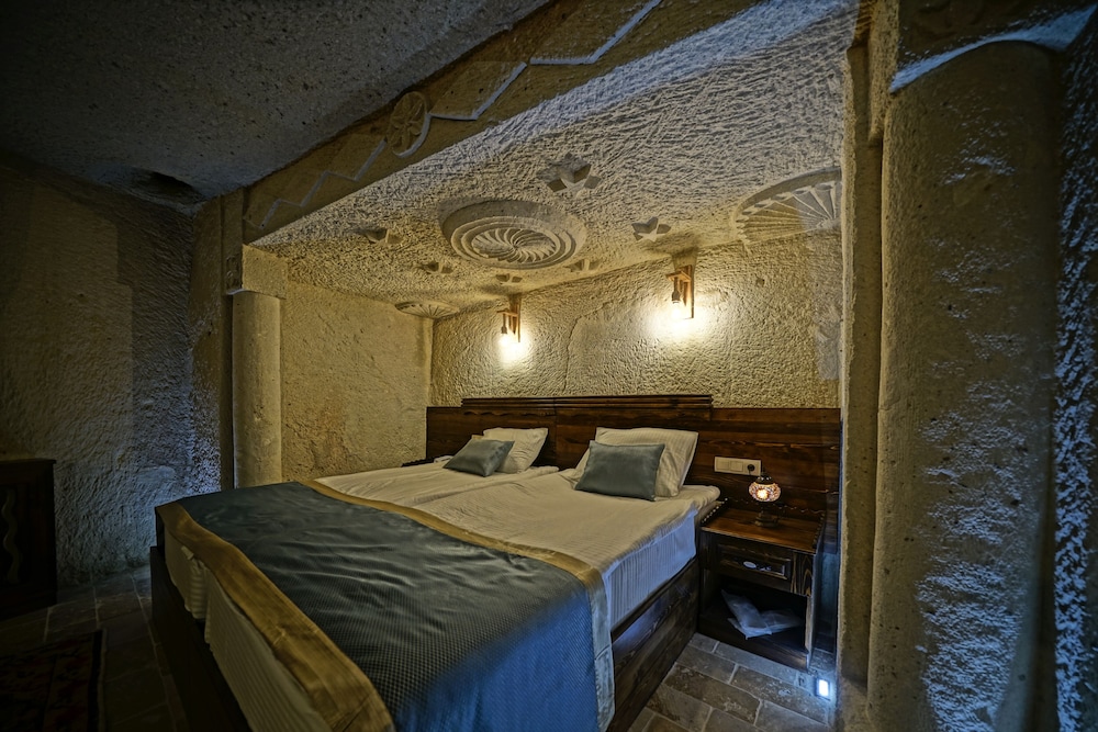 Castle Cave Hotel