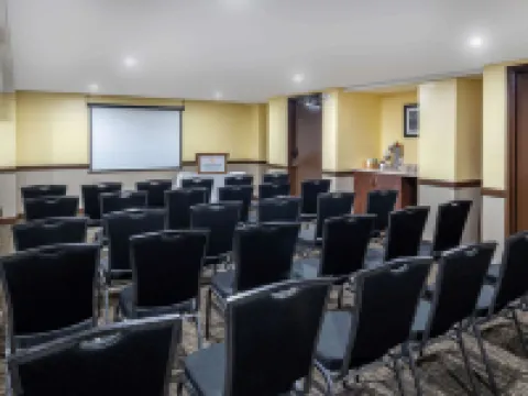 La Quinta Inn & Suites by Wyndham Oshawa Hotels in Oshawa