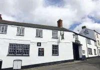 The Tree Inn Hotels in Clawton