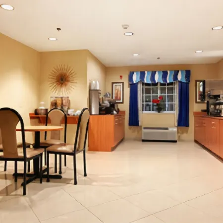 Microtel Inn & Suites by Wyndham Kingsland Naval Base I-95 Отели в г. Кингсленд