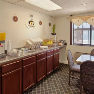 Super 8 by Wyndham Champaign