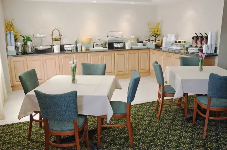 Best Western Plus Media Center Inn  Suites Отели рядом с достопримечательностью «Центральная библиотека Бербанк»