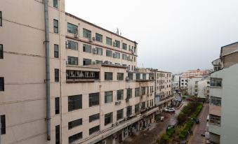 BTK Boutique Hotel (Qingdao Golden Beach Jinggangshan Road Subway Station)