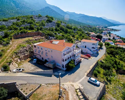 Delfin Hotels in Cesarica