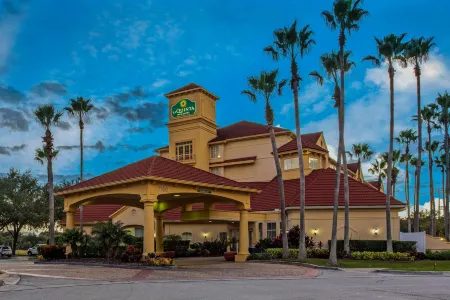 La Quinta Inn & Suites by Wyndham Orlando Airport North