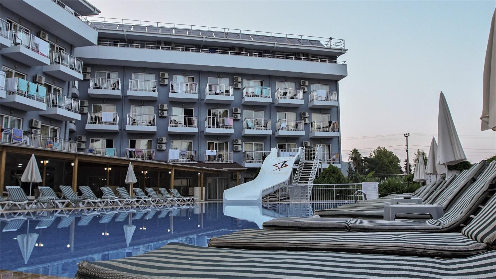 Monna Roza Beach Resort Hotel