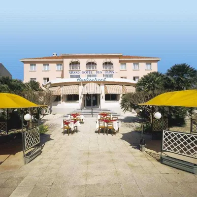 Adonis Sanary - Grand Hôtel des Bains Hôtels à : Bandol