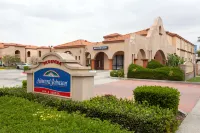 皮科裡韋拉豪生套房飯店 Whittier Museum附近的飯店