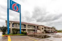 Motel 6 San Antonio, TX - Splashtown Các khách sạn ở San Antonio