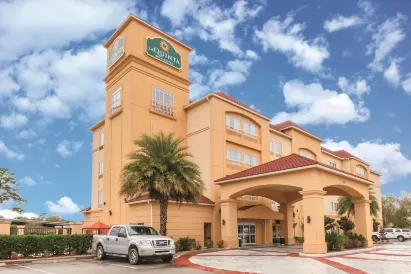 La Quinta Inn & Suites by Wyndham Houston Bush Intl Airpt E