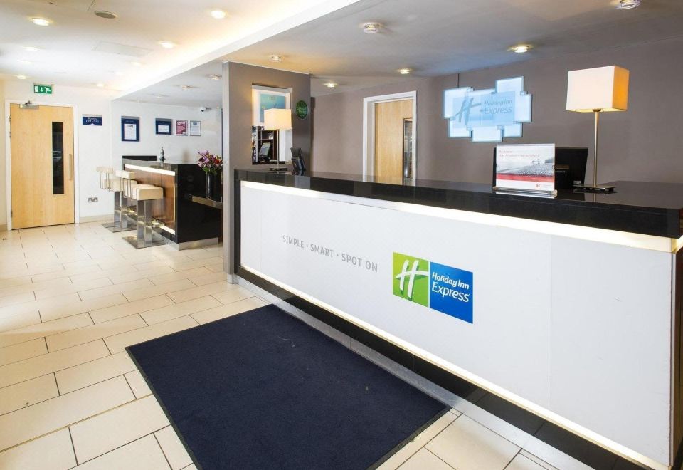 Holiday Inn Express Edinburgh – Royal Mile Over view