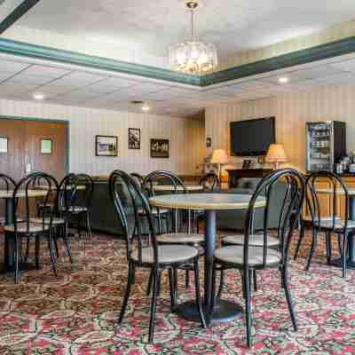 Quality Inn & Suites Dining/Meeting Rooms