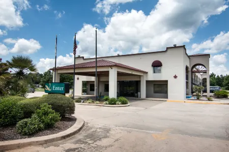 Quality Inn Near Parc Natchitoches Отели рядом с достопримечательностью «Парк Хайленд Парк»