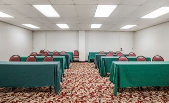 Quality Inn & Suites des Moines - Merle Hay Road