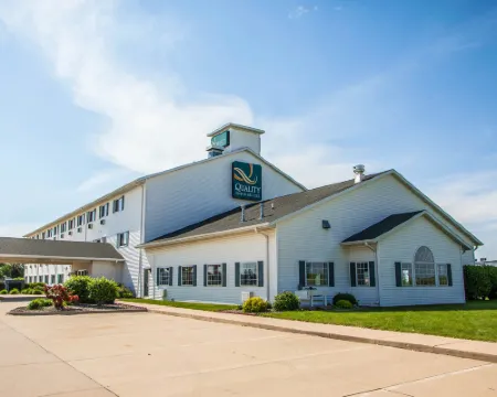 Quality Inn & Suites Eldridge Davenport North Hotels in Eldridge