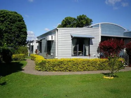 Tin Can Bay's Sleepy Lagoon Motel Отели рядом с достопримечательностью «BIG4 Rainbow Beach Holiday Park»