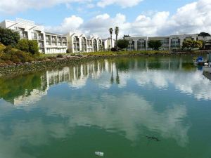 DoubleTree by Hilton Hotel Berkeley Marina