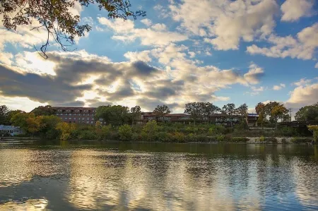 Riverview Inn & Suites, Ascend Hotel Collection Отели рядом с достопримечательностью «Swanson Park»