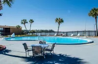 Quality Inn & Suites Gulf Breeze Bayside Near Pensacola Beach - Beach